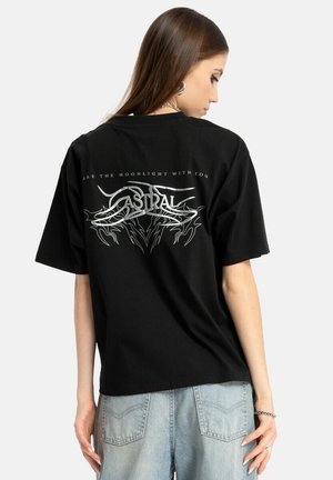 - T-shirt z nadrukiem