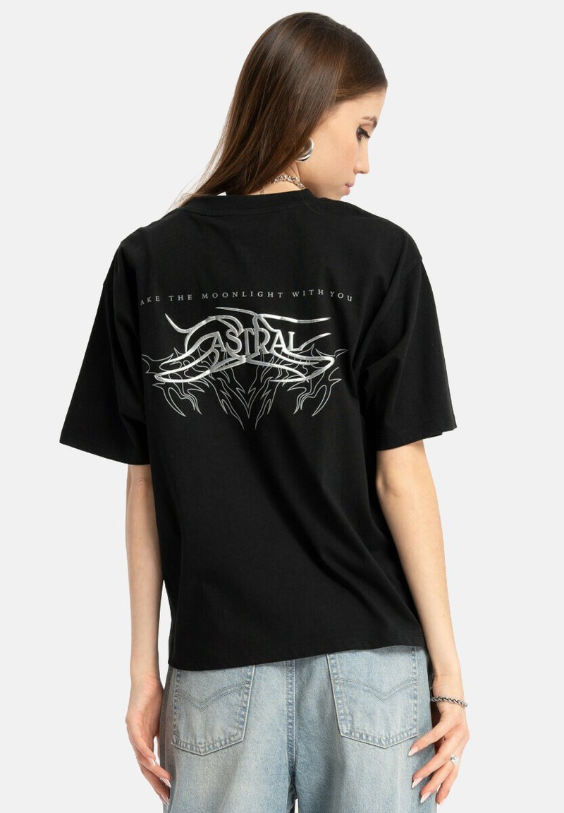 Czarna, oversize koszulka z grafiką w kolorze srebrnym na plecach, zawierającą tekst i abstrakcyjne wzory. Wykonana z bawełny, o luźnym kroju.