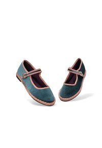 Zapatos de ante en color verde azulado con punta redonda y acentos en rosa, que cuentan con una correa en el empeine y costuras decorativas alrededor de la suela.