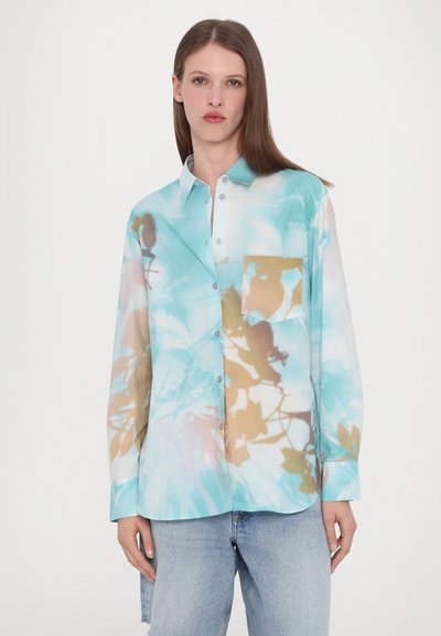 Langarmshirt van lichtgewicht stof met een blauw en pastel bloemenpatroon. Voorzien van een button-down kraag en een enkele borstzak.