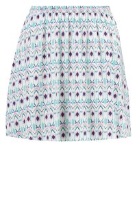 Jupe légère à taille élastique présentant un motif géométrique répétitif en bleu, rose et violet sur un fond blanc.