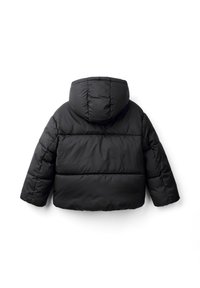 Černá péřová bunda s kapucí, s prošívaným designem, měkkou texturou a zkráceným střihem, s viditelným prošíváním a švy.