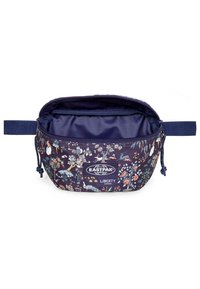 Marinblå Eastpak midjeväska med blommönster och djurmönster, öppen huvudfack, och justerbar rem på vit bakgrund.