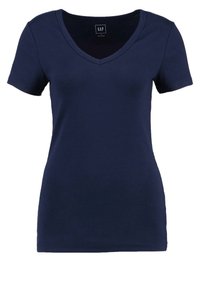 Camiseta de manga corta azul marino en una tela suave y elástica con escote en forma de V. Diseño sencillo, sin patrones ni acentos visibles.