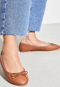 Lipsy Ballerinasko - tan brown