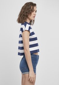 Urban Classics STRIPE - Marškinėliai su spaudiniu - darkblue/white