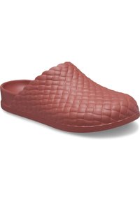 Rode instapschoen met een getextureerd, gewatteerd patroon, gemaakt van flexibel materiaal met een golfrand en een ronde neus.