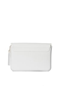 Clutch bag in pelle vegana bianca con forma rettangolare, chiusura con zip, pattina superiore e un'etichetta laterale. Texture liscia con dettagli di cucitura discreti.