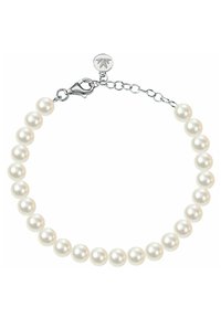 Bracciale in perle bianche con chiusura a granchio in metallo, caratterizzato da perle rotonde disposte in modo uniforme e una catena regolabile con un etichetta di marca.