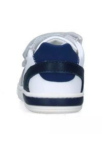 Sneaker bianco con accenti blu navy. Presenta una tomaia in rete testurizzata e un contrafforte del tallone imbottito. Lacci e dettaglio del logo sul lato.