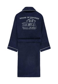 Marineblauwe badjas van badstof met een notch-kraag, strikceintuur en witte accenten. De achterkant heeft een afgedrukte huisontwerp en de tekst "HOUSE OF POCKIES."