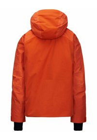Giacca impermeabile arancione con cappuccio. Caratterizzata da maniche lunghe e polsini neri a maglia. Texture liscia e opaca senza chiusure visibili.