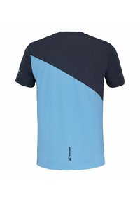 Camisa deportiva de manga corta con un diseño en bloques de color azul y marino, hecha de un tejido transpirable con un acento de logo en la parte inferior izquierda.