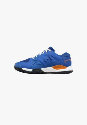 Chaussure de sport bleue avec lacets blancs, accents orange et semelle noire, conçue pour les sports de salle, vue de côté sur fond blanc.