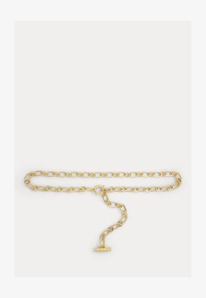 Cinturón de cadena en tono dorado con grandes eslabones ovalados y cierre de pasador sobre un fondo blanco.