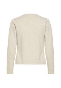 Svetlo bež pulover z dolgimi rokavi in okroglim izrezom. Tkanina je mehka na otip, z enostavno in brezšivno zasnovo brez opaznih okraskov.