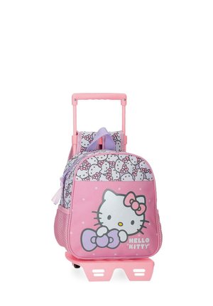 Mochila con ruedas rosa de Hello Kitty con lazos morados, asa retráctil, bolsillos laterales de malla y diseño del rostro de Hello Kitty en la parte delantera.