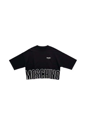 Czarny, krótki T-shirt z dużym białym napisem MOSCHINO z obrysem na dole i małym napisem Moschino na górnej części klatki piersiowej.