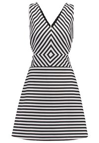 Robe noire et blanche sans manches avec encolure en V, présentant des rayures diagonales sur le haut et des rayures horizontales sur la jupe.