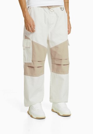 COLOUR BLOCK PARACHUTE  - Reisitaskuhousut - beige