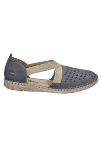 Scarpa slip-on in pelle grigia con cinturino in tessuto a trama incrociata, design perforato sulla punta e suola beige texturizzata. Stile casual e leggero.