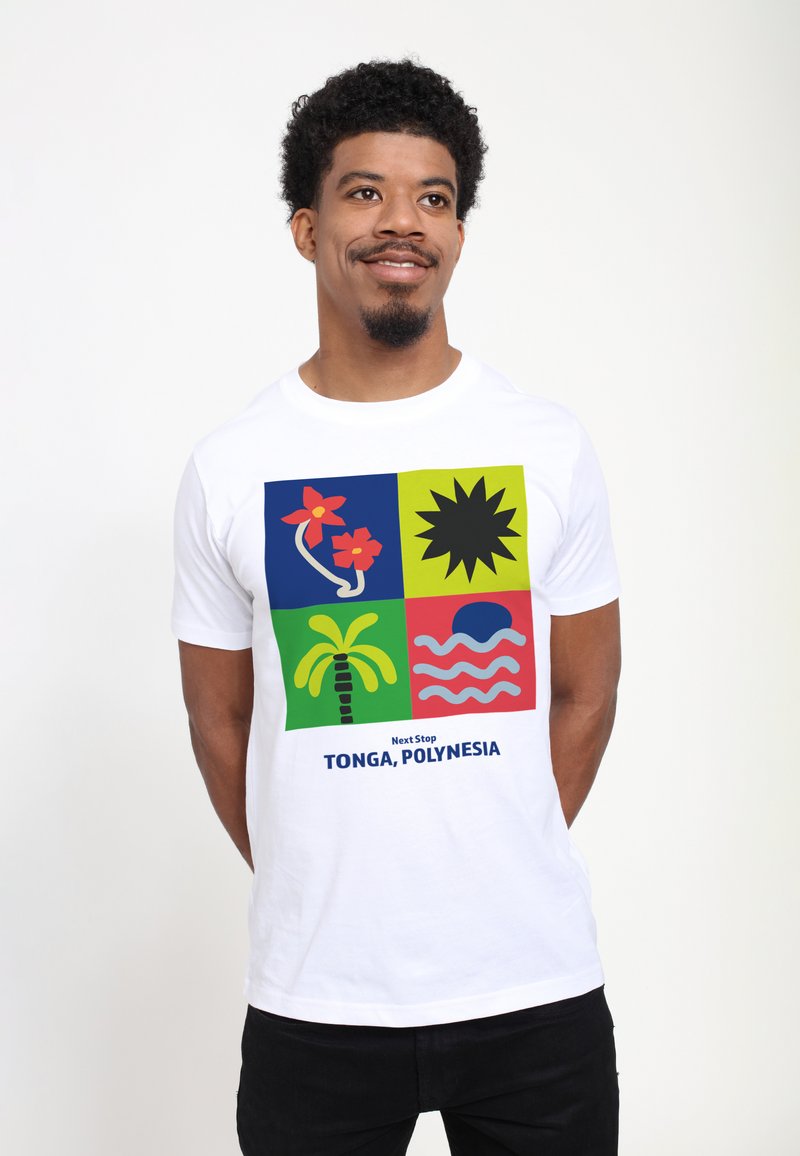 Camiseta blanca de algodón con un estampado colorido que incluye diseños de flores, sol, palmera y olas. El texto debajo dice "Próxima parada TONGA, POLINESIA."