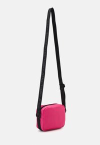 Tommy Jeans DAILY CROSSOVER - Soma ar siksnu pāri ķermenim - pink alert