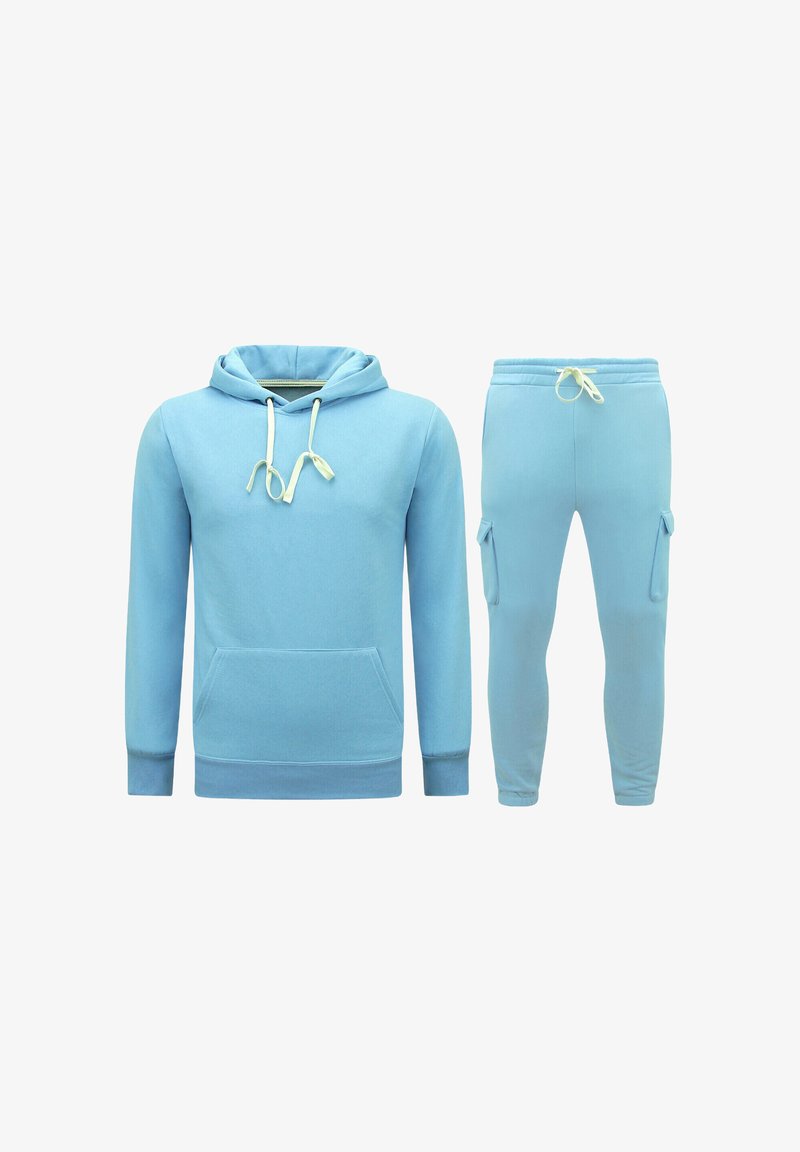 Lichtblauwe hoodie en joggingset, gemaakt van zachte stof. De hoodie heeft een känguruzak en trektouwen; de joggers hebben zijzakken en boorden.
