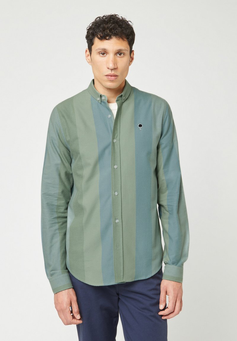 Groene lange mouw shirt met verticale strepen, voorzien van een button-down kraag en een klein geborduurd logo op de borst.
