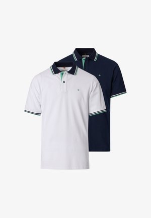 To poloshirts, én hvid og én navyblå, hver med stribede kraver og ærmekanter i grøn, hvid og navy, vist forfra.