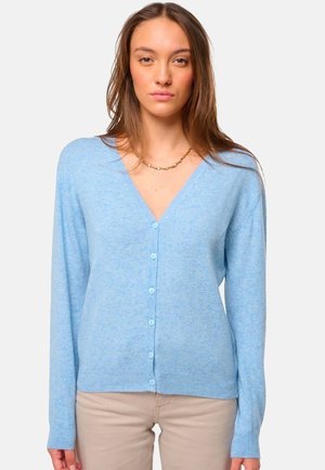 Cardigan bleu clair en tissu tricoté doux, avec un col en V, une fermeture à boutons et des manches longues avec des poignets côtelés.
