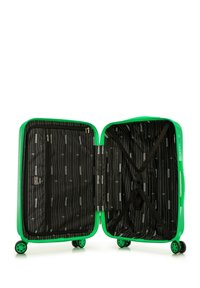 Zielona walizka twarda z teksturowaną powłoką, podwójnym zamkiem błyskawicznym i czterema czarnymi kółkami. Wnętrze wykończone czarną podszewką w biały wzór w paski.