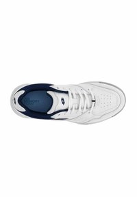 Sneaker bianca con tomaia in pelle testurizzata, dettagli blu navy e perforazioni. Presenta allacciatura classica e una soletta imbottita.
