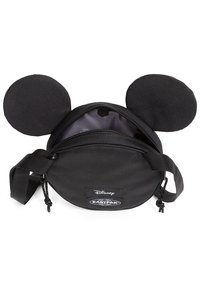 Borsa circolare nera con orecchie di Topolino, apertura con zip, tessuto imbottito, tracolla regolabile e etichette con marchi Disney e Eastpak.