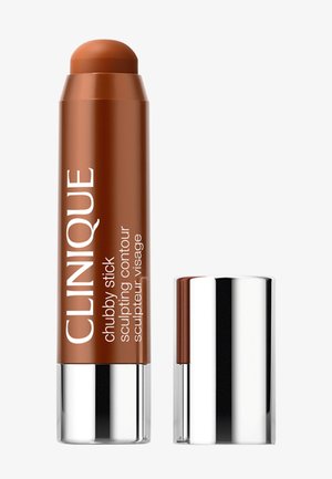 Maquillage contour sculptant Clinique Chubby Stick en marron avec un capuchon argenté retiré, montrant une pointe arrondie pour l'application sur le visage.