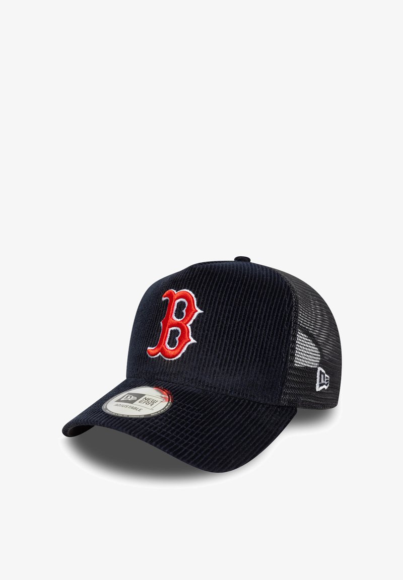 Gorra de corduroy azul marino con una "B" bordada en rojo, respaldo de malla ajustable, visera redondeada y un parche circular con logotipo en la parte delantera.