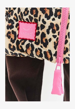 Taška s leopardím potiskem, růžovým zipem a štítkem. Měkký, prošívaný materiál v černo-hnědé barevné kombinaci; výrazné značení na štítku.