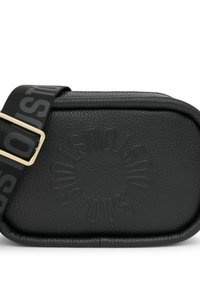 Czarna skórzana torebka na ramię w kształcie okrągłym, z wytłoczonym logo, teksturowaną powierzchnią i regulowanym paskiem z logo. Akcenty w kolorze złotym.
