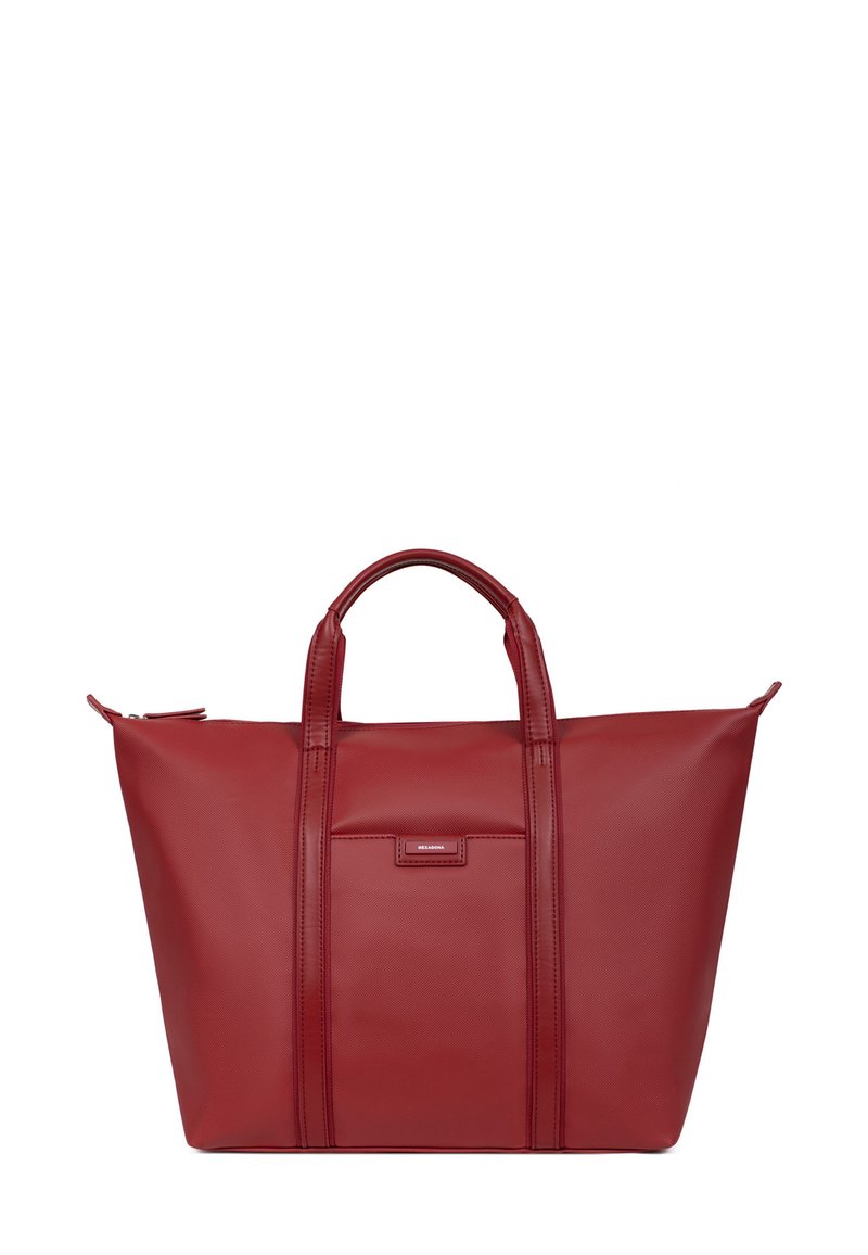 Rode leren tote bag met twee bovenhandvatten, rechthoekige vorm, textuur oppervlak, en een voorvak met een merklabel.