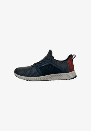 Marineblauer Sportschuh mit Mesh-Obermaterial, strukturiertem roten Akzent, gepolsterter Sohle und schwarzen Schnürsenkeln. Mit leichtem Design und atmungsaktivem Material.
