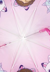 Ombrello rosa con stecche bianche, con motivi di personaggi dei cartoni animati sulla cupola. Texture liscia e manico curvo rosa.