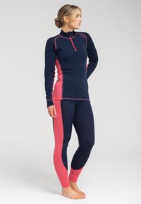 Marineblå og lyserød termisk activewear sæt; langærmet top med halv lynlås, kontrasterende sidepaneler; tætsiddende leggings med lyserøde detaljer.