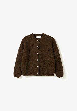 Hnědý chlupatý vlněný kardigan s kulatým výstřihem a šesti bílými knoflíky vpředu, dlouhými rukávy a žebrovaným lemem a manžetami.
