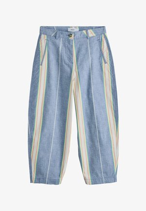 Modré zkrácené kalhoty s vertikálními pastelovými duhovými pruhy, bočními kapsami, poutky na pásek a zapínáním na knoflík v pase.