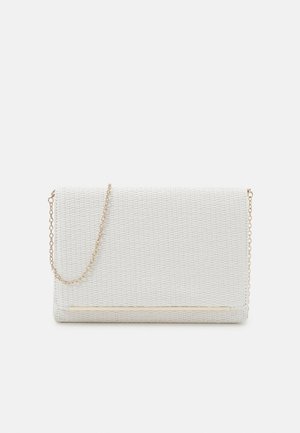 Biała pleciona torebka typu kopertówka z cienkim złotym łańcuszkiem i poziomym złotym paskiem dekoracyjnym na przedniej klapce.
