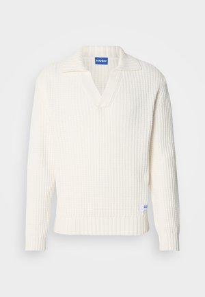 Cremefarbener Strickpullover mit geripptem Muster, V-Ausschnitt und langen Ärmeln. Verfügt über ein kleines Markenetikett unten links.