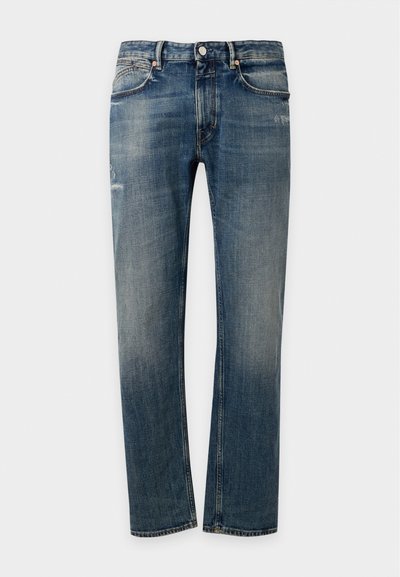 Jean en denim bleu délavé à coupe droite, avec fermeture avant par bouton et zip, poches avant et arrière, et détails subtilement usés.