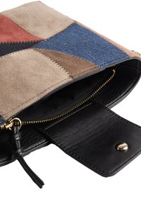 Kabelka na cvočky s panely z suede a denimu v hnědé, červené, modré a černé barvě. Černý kožený interiér se zipovým uzávěrem a zlatými detaily.