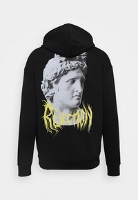 Felpa nera con cappuccio caratterizzata da una grande stampa grafica della testa di una statua classica con la parola "REJEZIONE" in giallo, in un testo stilizzato.