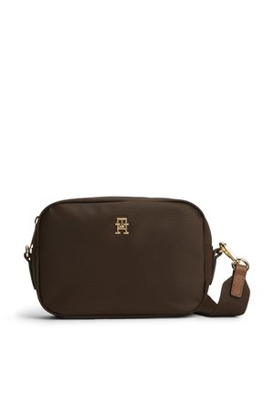 Sac bandoulière compact rectangulaire marron foncé avec logo doré et sangle en tissu ajustable avec détail en cuir.